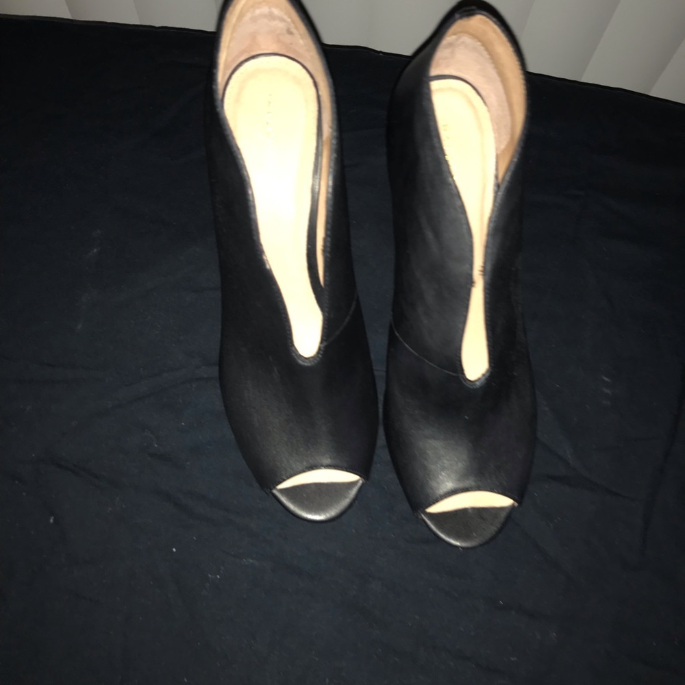 Black peep-toe Halogen bootie